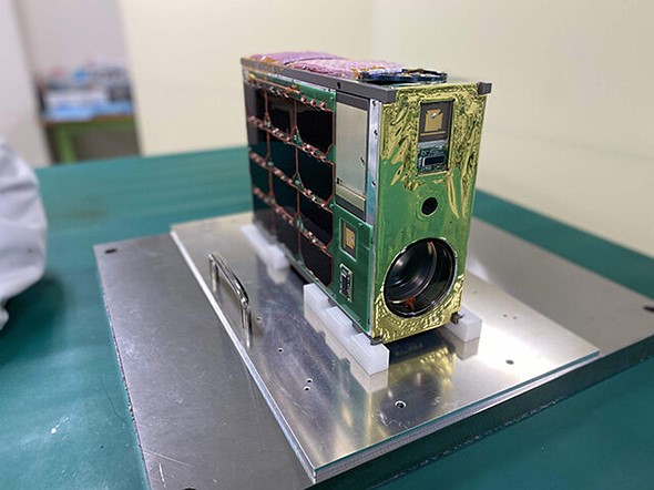 Japonya, Kitsune 6 mikro uydusunda uzaya modifiye edilmiş bir Pentax 300mm F4 lens gönderdi! PENTAX