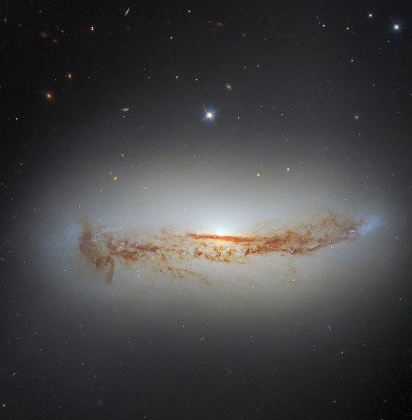 Hubble, aktif kara deliğe sahip bir galaksiyi yakaladı! Fotoğraf Haber