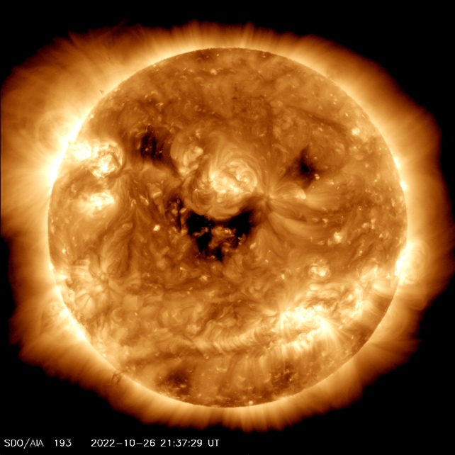 Gülen Güneş: NASA, güneşte mutlu bir yüze neden olan koronal deliklerin fotoğraflarını çekiyor Fotoğraf Haber