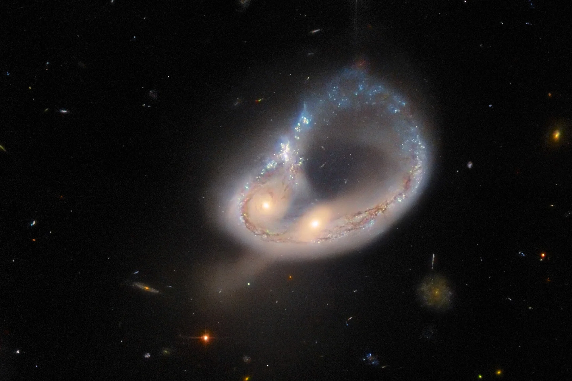 Hubble çarpışan galaksileri muhteşem bir dans içinde görüntüledi! Fotoğraf Haber