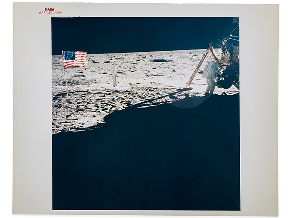 Neil Armstrong'un Ay'daki fotoğrafının açık artırmada 30.000 dolara satılması bekleniyor! NASA